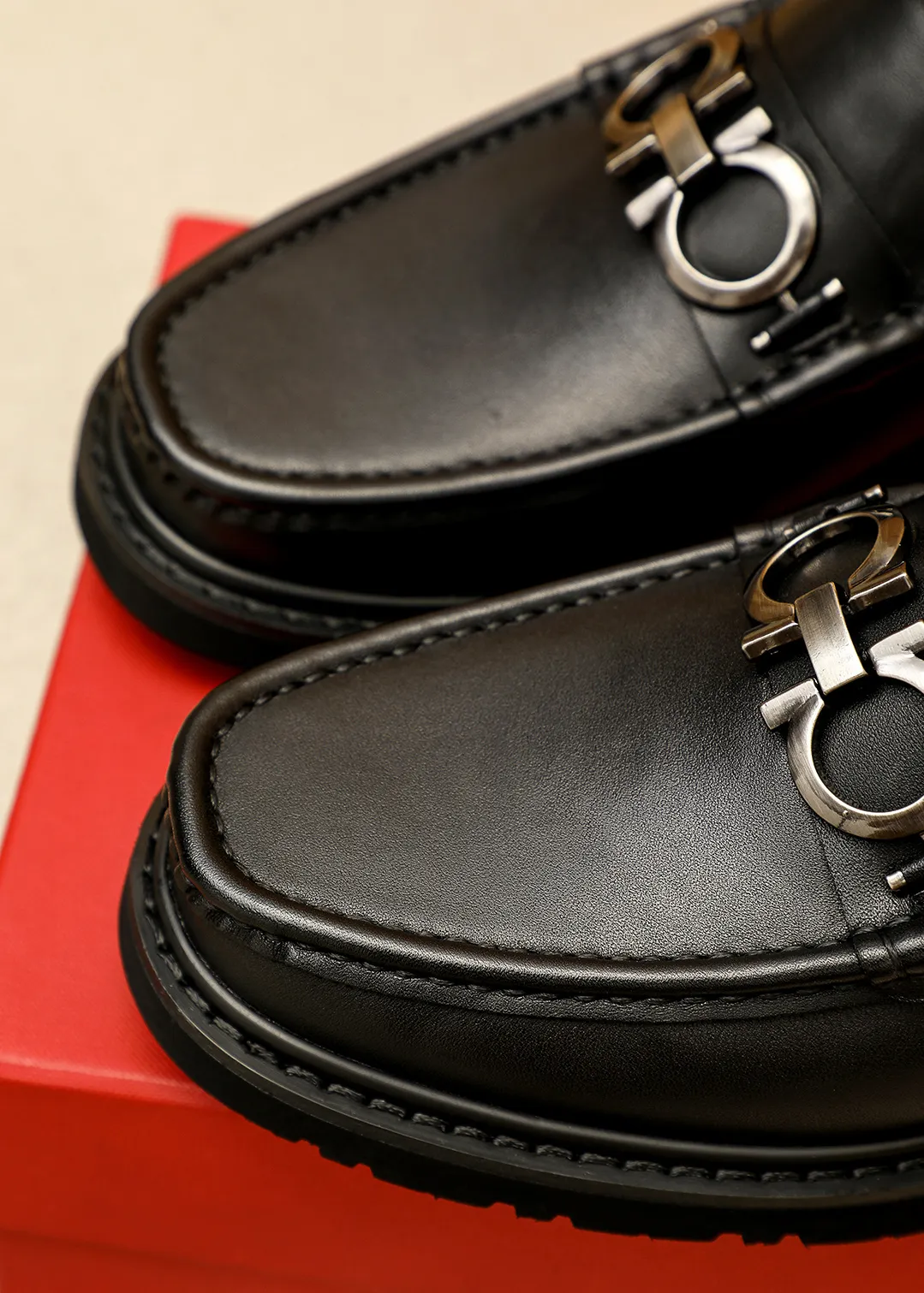 Men's shoes 💰520 💐 Product trademark: Ferragamo "Ferragamo" casual leather shoes Regular size: 38-44 (45.46🉑️customized) Product materials: Selected imported first-layer calfskin upper + original hardware buckle, imported water-dyed cow leather lining. Strong three-dimensional visual effect, original outsole color: 2 colors available